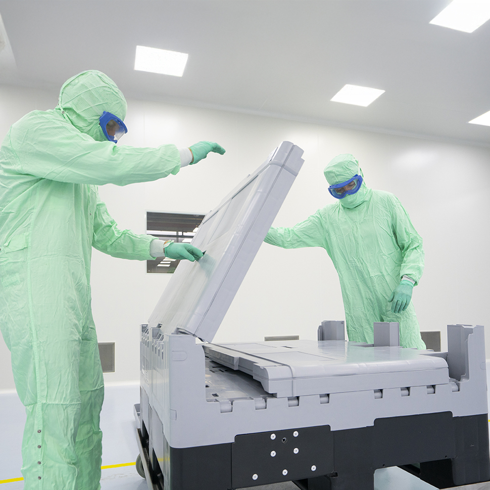 opening plastic transport tote