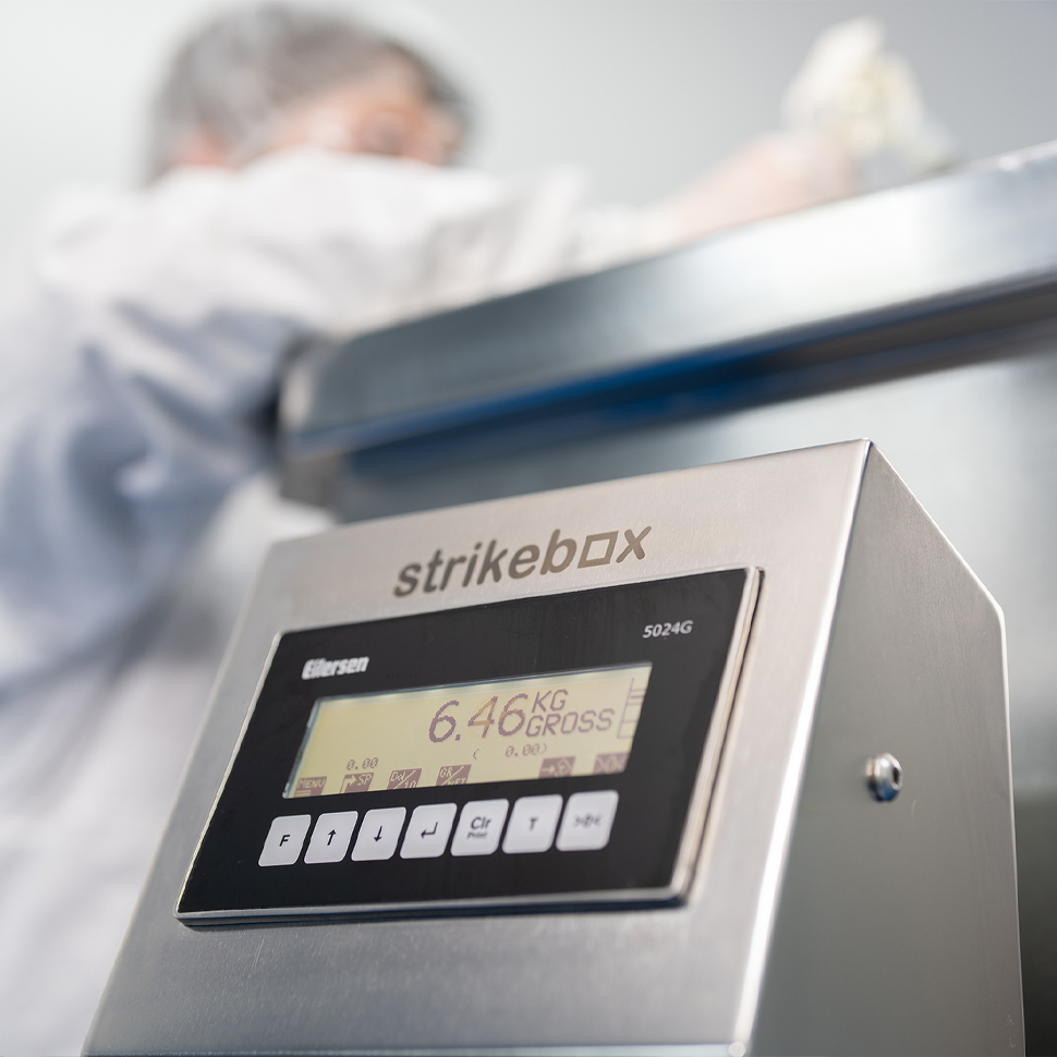 measure display on cleanroom mobile weighing tote